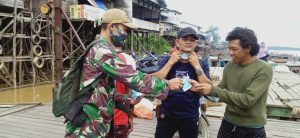 Babinsa Sekadau Sosialisai Covid-19 kepada Warga