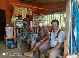 Koramil 16/ Sekadau Hulu Babinsa Mensosialisasikan 3M di Desa binaan