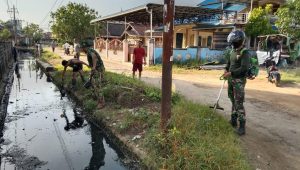 Cegah Banjir, Personel Subdenpom XII/1-7 Sungai Pinyuh Bersihkan Saluran Air