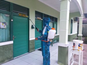 Zidam XII/Tpr Semprot Markas dengan Disinfektan