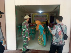 Koramil 1204-02/ Sekayam Melaksanakan Pengecekan Protokol Kesehatan Di Kegiatan Tasyakuran Akhir Sana Hafidz Qur’an