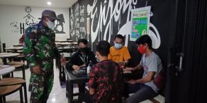 Sosialisasi Himbauan 5 M dan Memberikan Masker