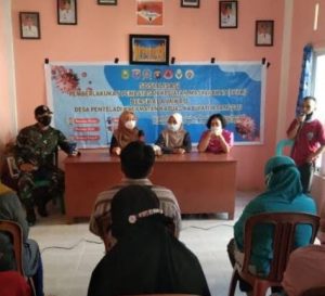 Babinsa dan Bhabinkamtibmas Pam Pembagian BLT DD di Desa Penyeladi