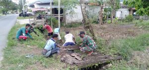 Anggota Zidam Bersama Masyarakat Bersihkan Parit dan Perbaiki Jembatan di Mempawah