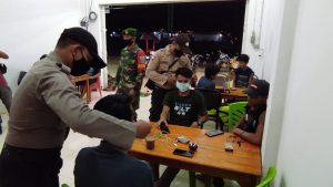 Warung Kopi Jadi Sasaran Komsos Babinsa Koramil 13/ Belitang Hulu