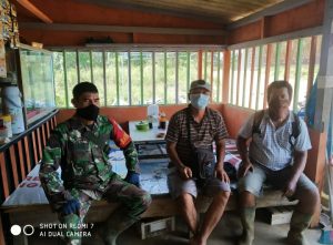 Koramil 16/ Sekadau Hulu Mensosialisasikan 5M di desa binaan