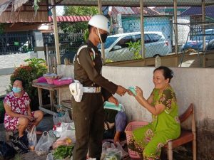 Cegah Covid-19 Personel Pomdam XII/Tpr Edukasi dan Bagikan Masker ke Warga