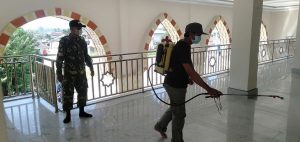 Zidam XII/Tpr Bersama Satgas Covid-19 Semprotkan Disinfektan di Masjid Besar Anjongan Dalam
