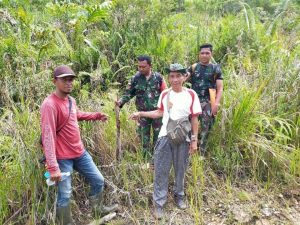 Zidam XII/Tpr Bersama Penduduk Lokal Perkuat Pos Pengamanan Perbatasan
