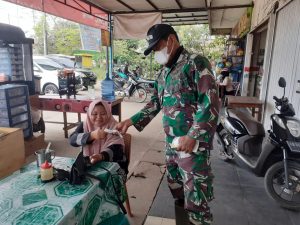 Misi Zidam XII/Tpr Serbu Pasar Sambas dengan Bekal Masker