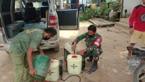 Minimalisir Covid-19, Babinsa Air Besar Bersama Hansip Terjun Langsung Semprotkan Disinfektan