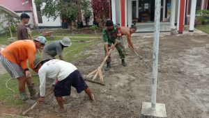 Koramil Air Besar dan Masyarakat Gotong Royong di Kantor Camat