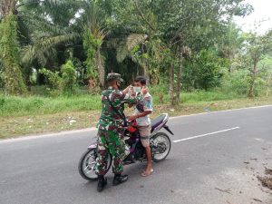 Anggota Denzibang 2/Palangkaraya Bagikan Masker di Jalan Pemuda Sampit