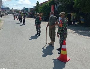Koramil 1204-02/ Sekayam Penegakan Pendisiplinan Prokes Serta Sosialisasi 5M kepada Pengendara