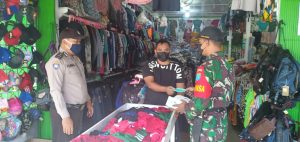 Pak Tentara dan Polisi Ini Kompak Bagikan Masker kepada Warga