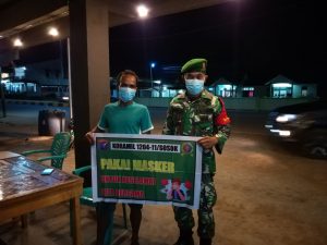 Anggota Koramil 11/Tayan Hulu Melaksakan Sosialisasi 3 M Di Warung Kopi