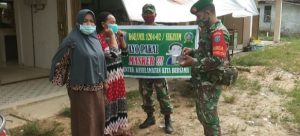 Koramil 1204-02/ Sekayam Babinsa Sosialisasi Prokes kepada Masyarakat di Desa Binaan