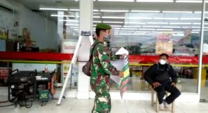 Babinsa Melaksanakan Sosialisasi Himbauan 3 M Di Toko Alfarmart.