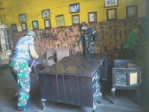 Peduli Cagar Budaya, Subdenpom Xll/1-5 Ketapang Bersihkan Keraton