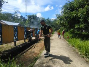 Bersama Warga dan Babinsa, Personel Subdenpom Xll/1-3 Melawi Bersihkan Kantor Desa