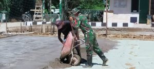 Anggota Zidam XII/Tanjungpura Berpartisipasi Bangun Sarana Olahraga di Sanggau