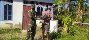 Anggota Zidam Bagikan Sembako kepada Masyarakat Tanjung Sari, Melawi