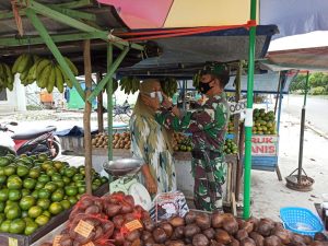 Anggota Denzibang 2/Palangkaraya Pastikan Pasar Buah Kecamatan Pahandut sesuai Prokes