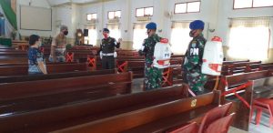 Personel Subdenpom XII/2-1 Sampit Semprot Disinfektan di Gereja
