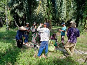 Personel Denzibang 2/Palangkaraya dan Warga Bersihkan Jalan