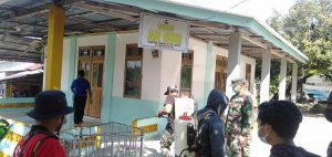 Anggota Zidam dan Satgas Covid-19 Semprotkan Disinfektan di Kampung Pramuka