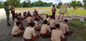 Denzibang 1/Stg Ajarkan Anggota Pramuka SMK Muhammadiyah Sintang Latihan Pionerring