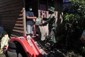 Zidam XII/Tpr Bagikan Sembako Kepada Warga yang Membutuhkan