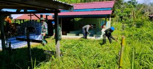 Personel Subdenpom XII/1-6 PSB Gotong Royong Bersihkan Makam