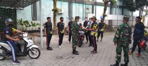 Sosialisasi Prokes, Denzibang 2/XII/Plk Bagikan Masker kepada Satpam Bank