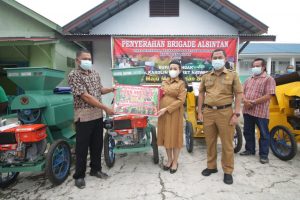 Bupati Landak Serahkan Bantuan Alsintan Brigade