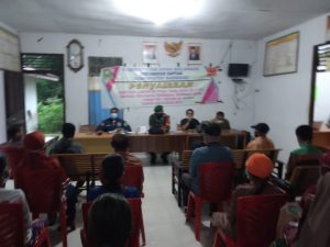 Babinsa dan Babinkamtibmas melaksanakan PAM pembagian BLT DD di Desa Belangin