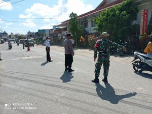 Koramil 1204-02/ Sekayam Penegakan Protokol Kesehatan Kepada Pengendara Di Kecamatan Sakayam