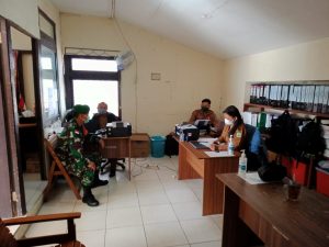 Koramil 1204-21/Entikong Melaksanakan Sosialisasi Himbauan Protokol Kesehatan Di Kantor Desa Entikong
