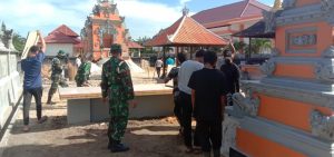 Subdenpom XII/2-2 Pangkalanbun Bersihkan Tempat Ibadah