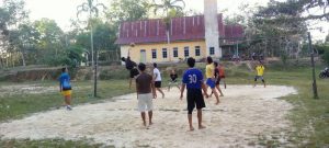 Anggota Denzibang 1/Sintang Ramaikan Lapangan Bola Voli