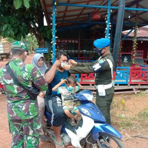 Sambil Bagikan Masker, Subdenpom XII/1-6 Putussibau Sosialisasikan Prokes