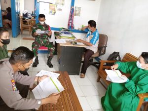 Babinsa Ikuti Rakor Pelaksanaan Tugas Tracker Bersama Petugas Puskesmas