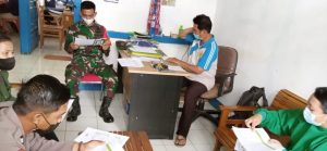 Koramil 16/ Sekadau Hulu Babinsa mendampingi kegiatan Vaksin