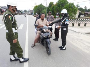 Sinergitas TNI-Polri bagikan Masker di Ngabang