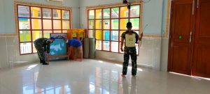 Subdenpom XII/1-6 Putussibau Semprotkan Disinfektan di Masjid