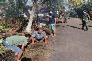 Deteksi Penyebab Banjir, Anggota Zidam XII/Tpr Bersihkan Parit