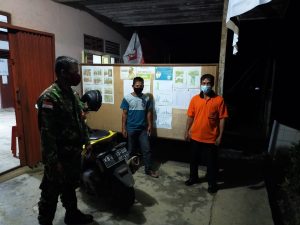 Koramil 1204-21/Entikong Babinsa Cegah Penularan Covid-19 di Desa Binaan