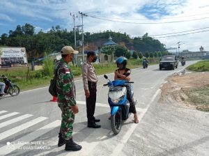 Koramil 1204-02/ Sekayam Pendisiplinan Prokes kepada Pengendara