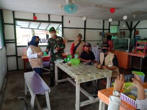 Denzibang 2/Palangkaraya Turunkan Kopral untuk Bagikan Masker