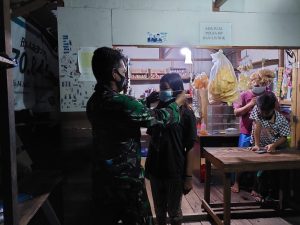 Koramil 22/ Belitang Mensosialisasikan 5 M dan membagikan masker